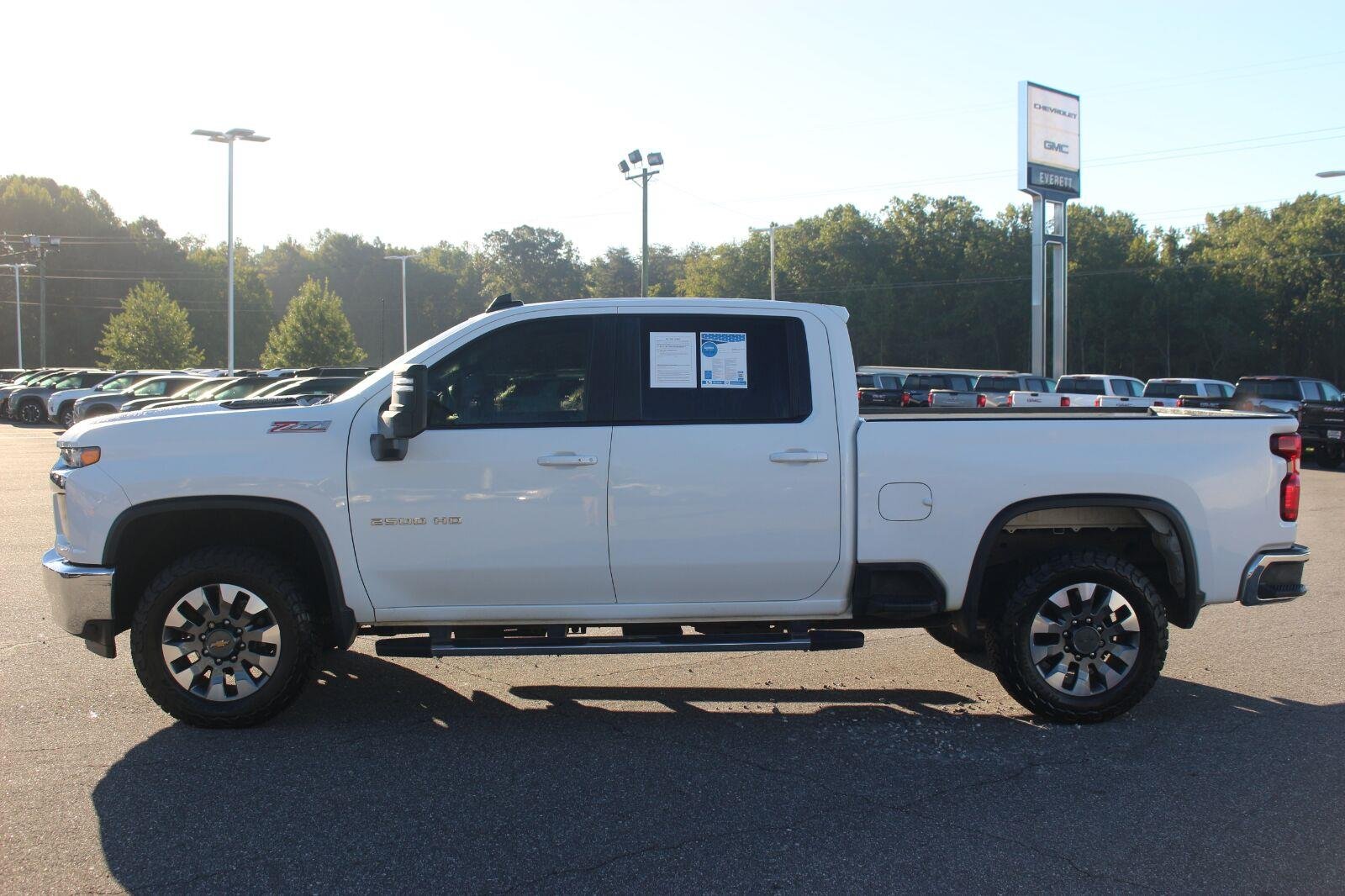Used 2022 SUMMIT WHITE Chevrolet LT image 4