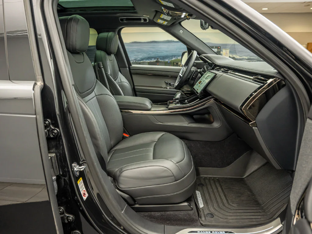 Used 2026 Santorini Black Land Rover SE image 33