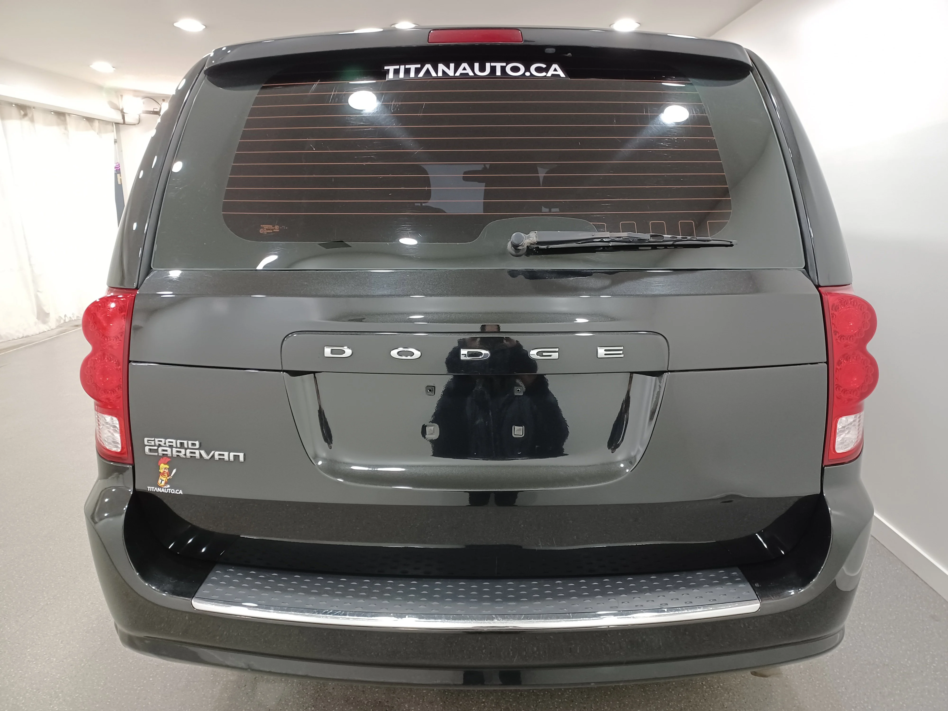 Certified Used 2017 Brilliant Black Crystal Pearl Dodge SE*3.6L V6 | Brilliant Black Crystal Pearl | 7 Pass | Stow 