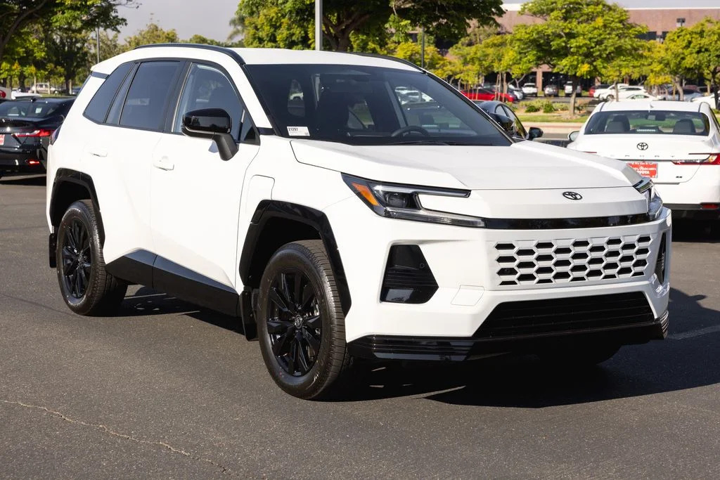 Used 2026 Ice Cap Toyota SE image 3