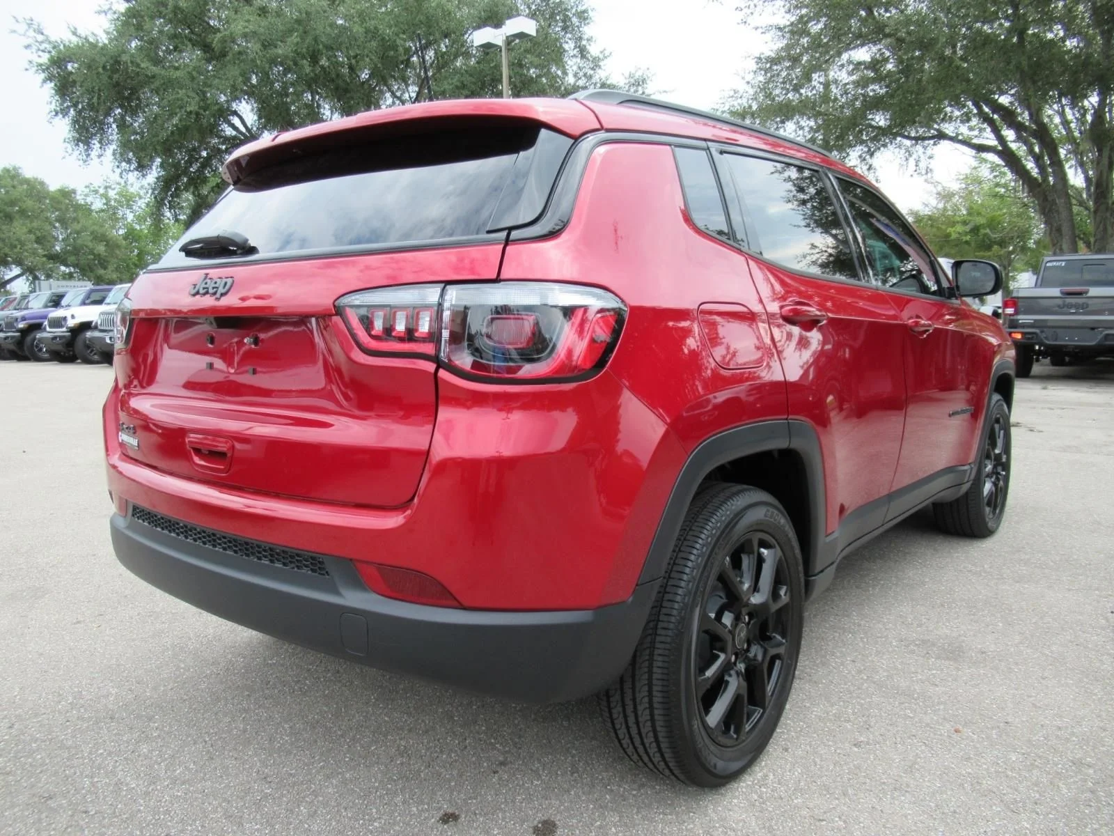 New 2026 Red Hot Pearl-Coat Exterior Paint Jeep Latitude Altitude image 7