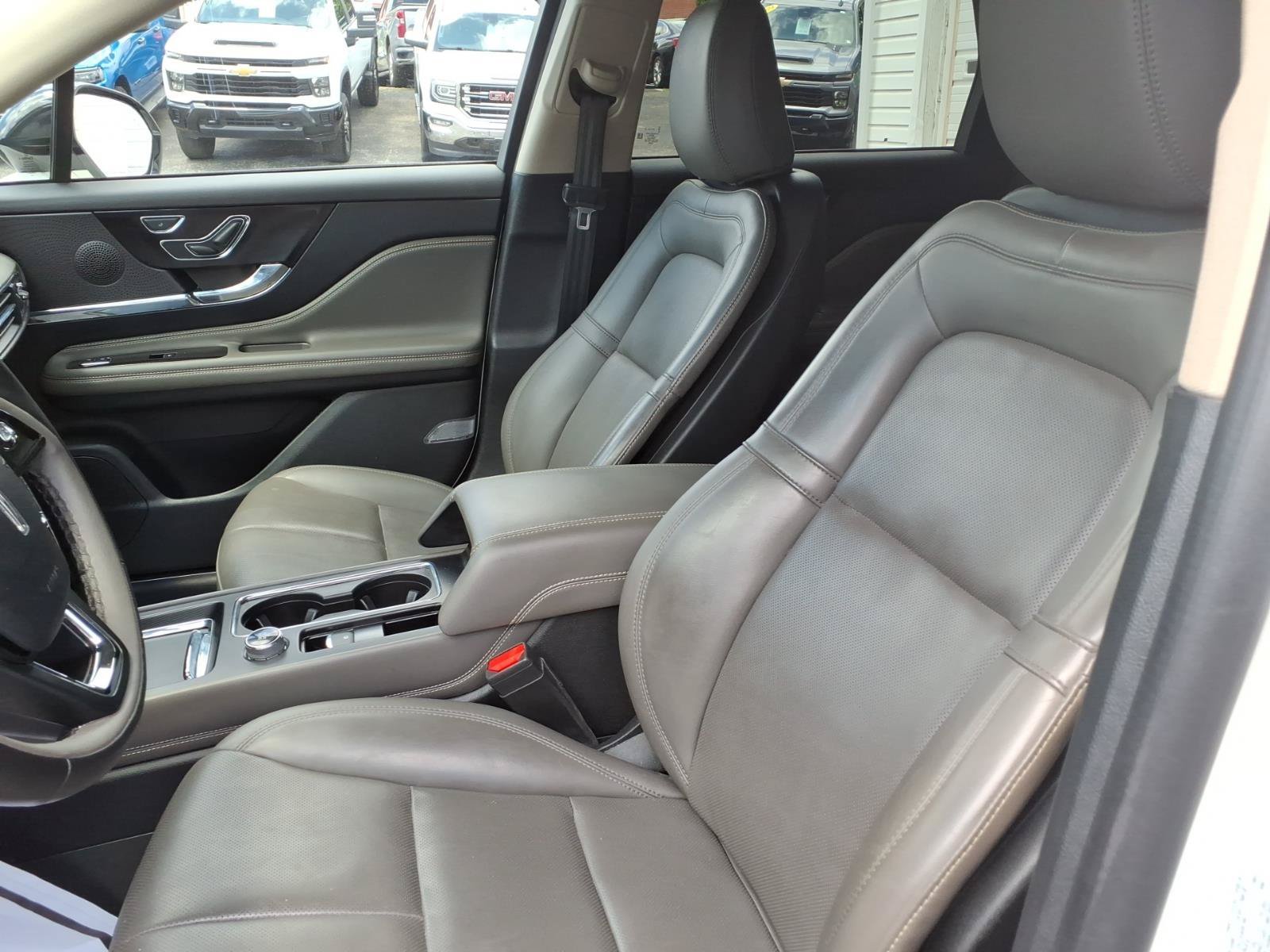 Used 2025 Crystal White Metallic Clearcoat Lincoln Premiere image 10