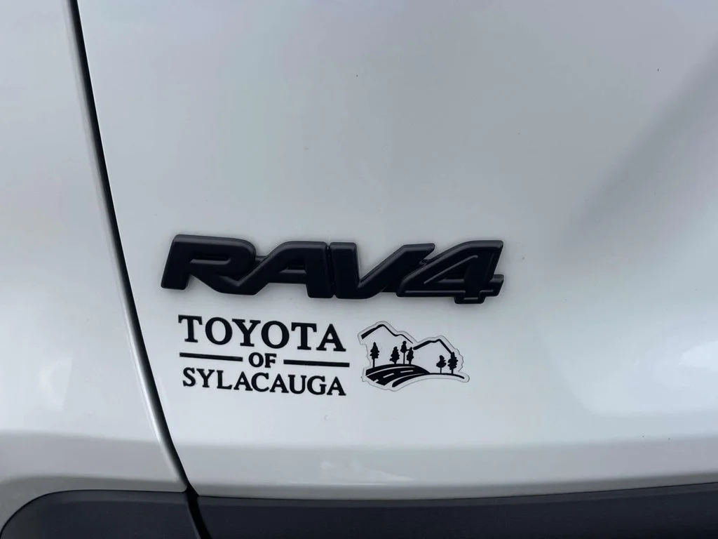 Used 2025 Wind Chill Pearl Toyota XLE Premium image 8