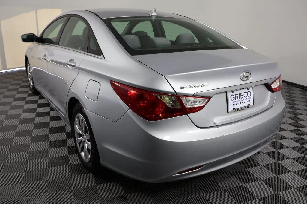 Used 2011 Radiant Silver Metallic Hyundai GLS image 6