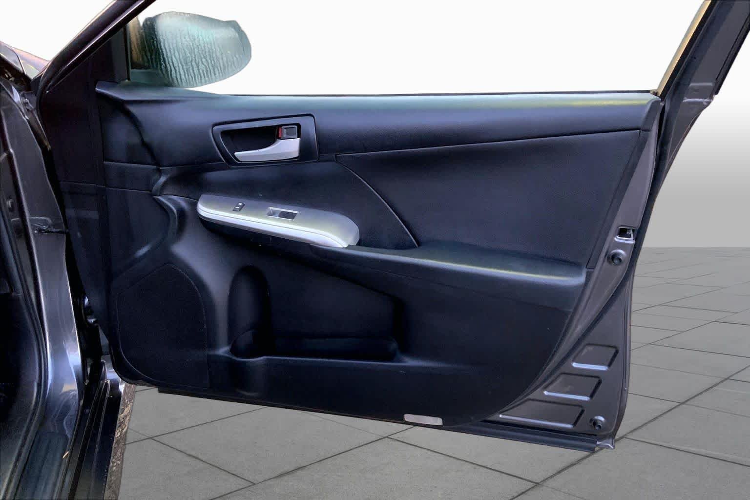 Used 2014 Magnetic Gray Metallic Toyota SE image 19