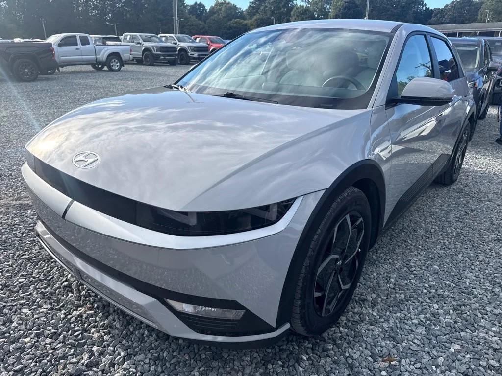 Used 2023 Gray Hyundai SEL image 1