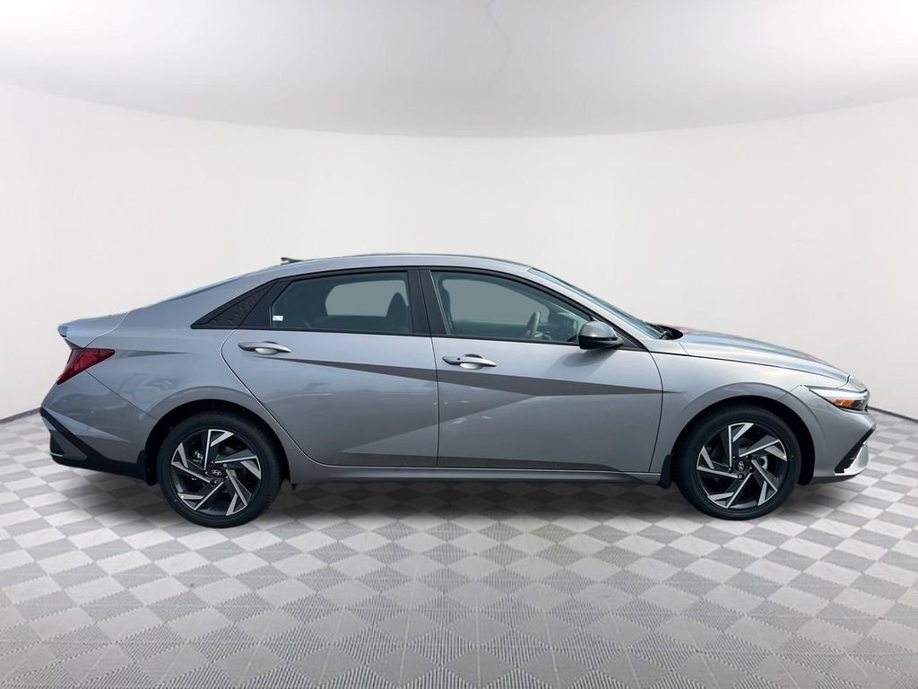Used 2025 Silver Hyundai SEL Sport image 4