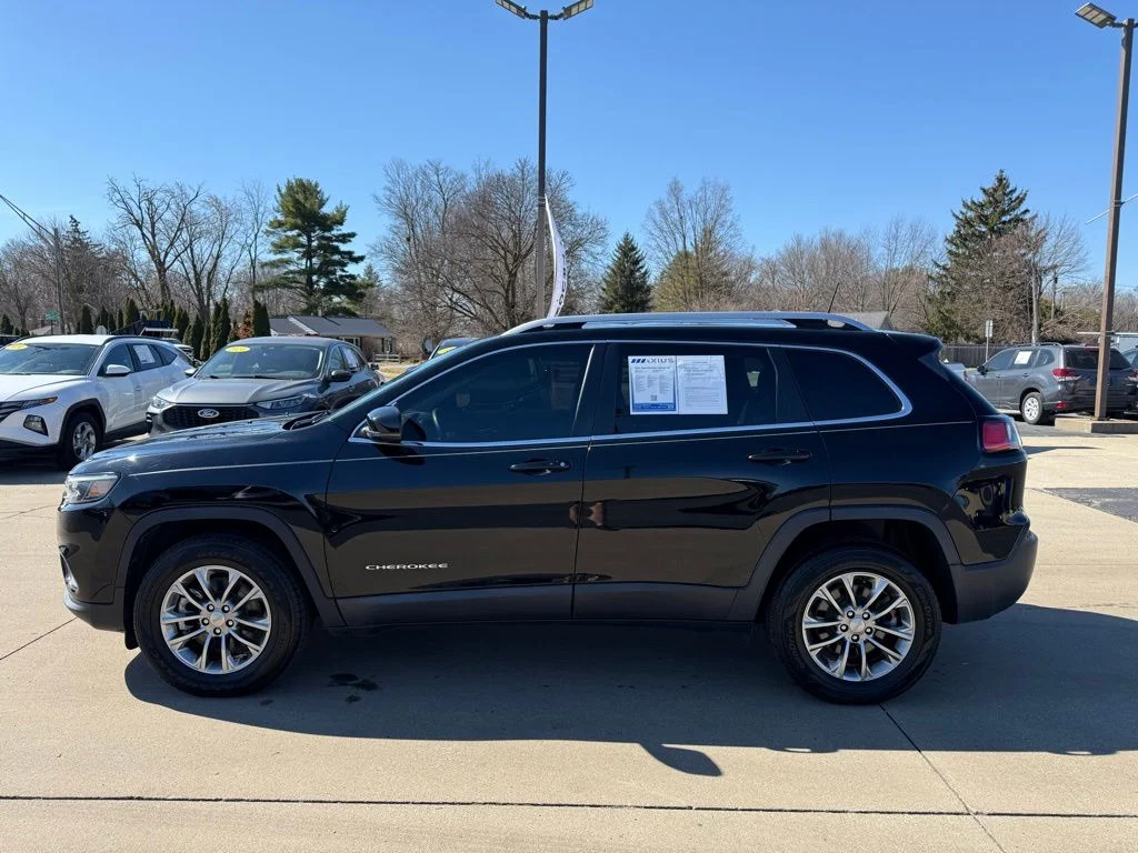 Used 2021 Black Jeep Latitude Lux image 4