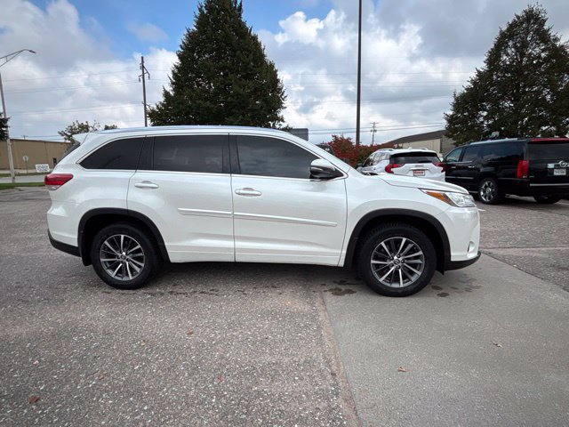 Used 2018  Toyota SE image 2