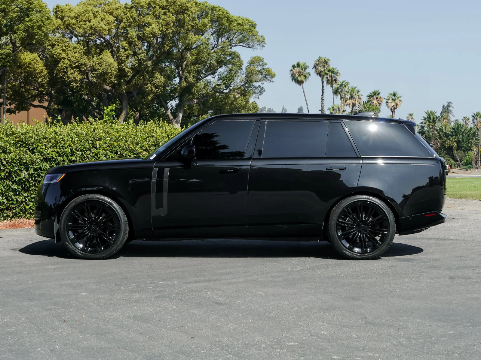 Used 2026 Narvik Black Land Rover SE image 5