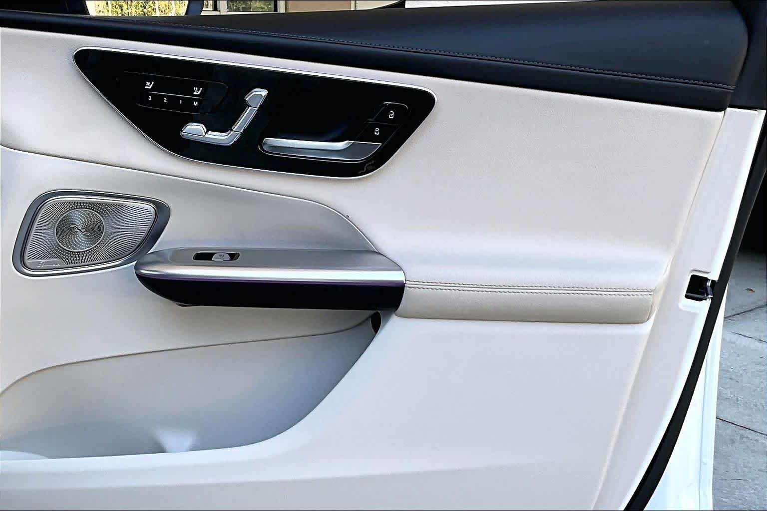 Used 2025 MANUFAKTUR Moonlight White Metallic Mercedes-Benz GLC 300 image 23