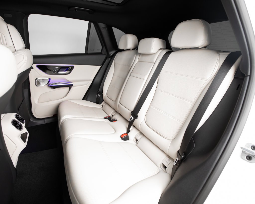 New 2026 Polar White Mercedes-Benz GLC 300 image 9
