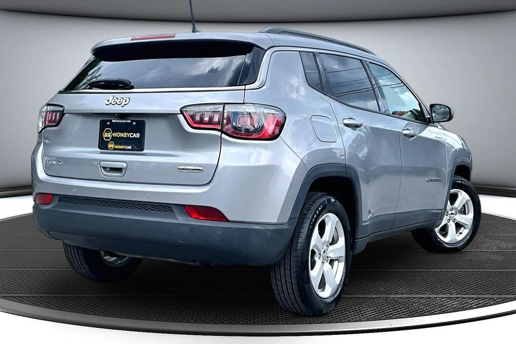 Certified Used 2019 Silver Jeep Latitude image 6
