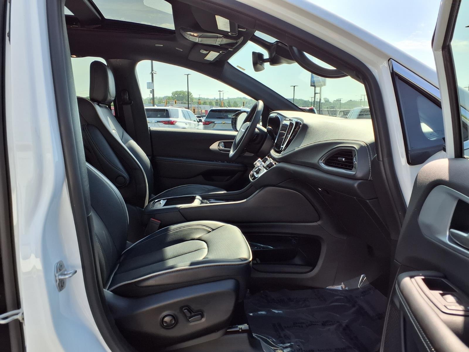 Used 2026 White Chrysler Limited image 25