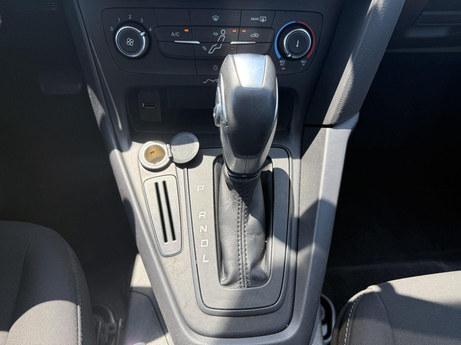 Used 2016 Race Red Ford SE image 18