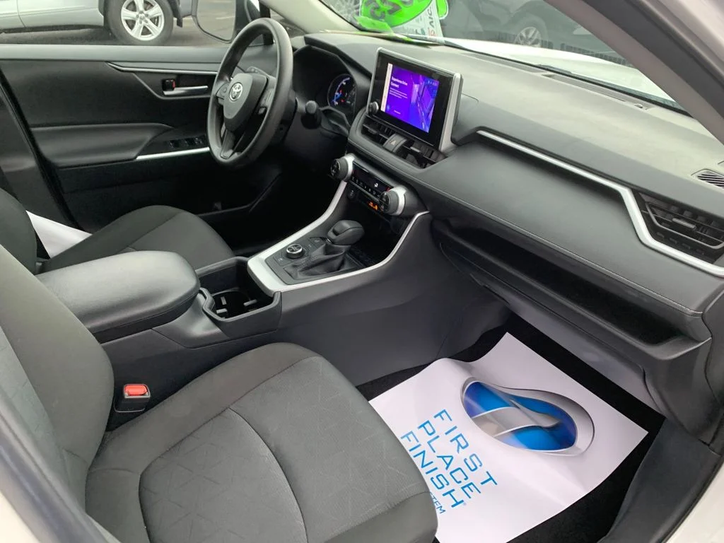 Used 2025 White Toyota XLE image 18