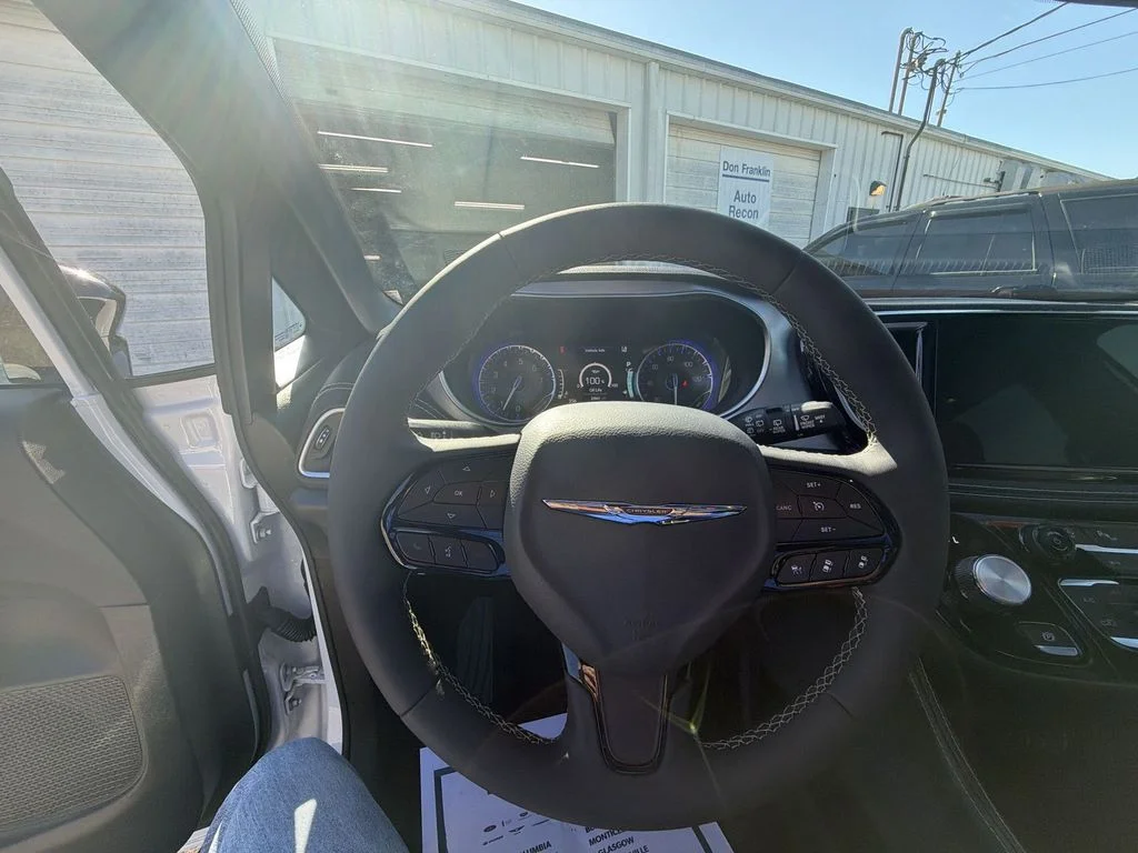Used 2025 White Chrysler Limited image 14