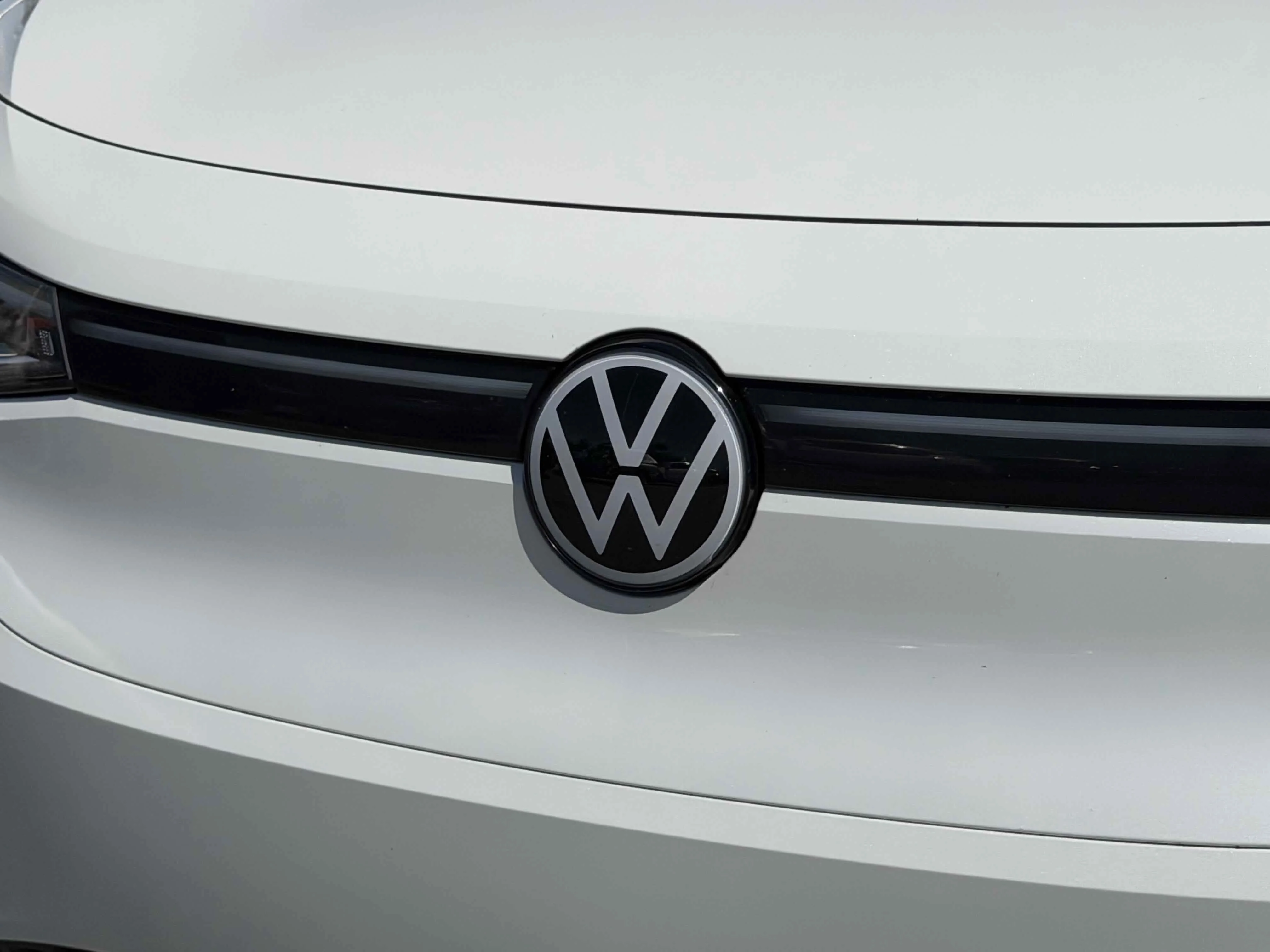 Used 2023 White Volkswagen Pro S image 9