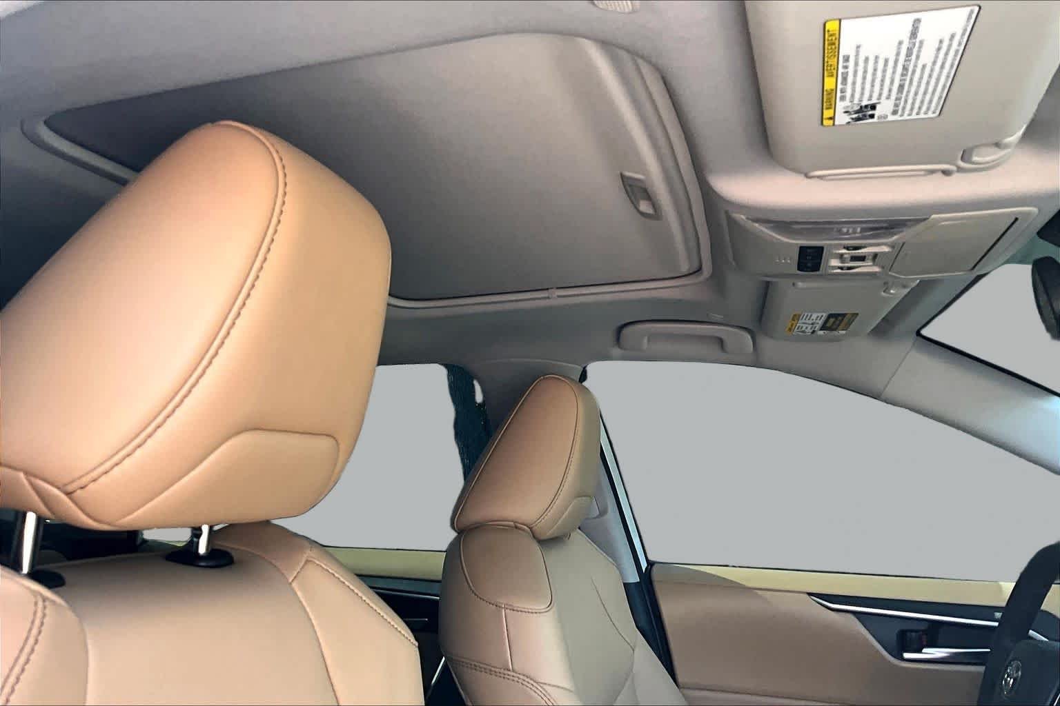 Used 2025 Wind Chill Pearl Toyota XLE Premium image 14