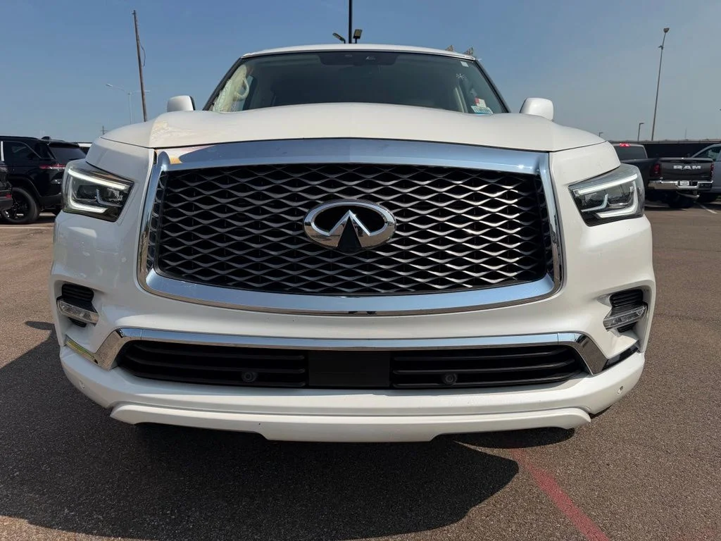 Used 2018 White INFINITI Base image 9