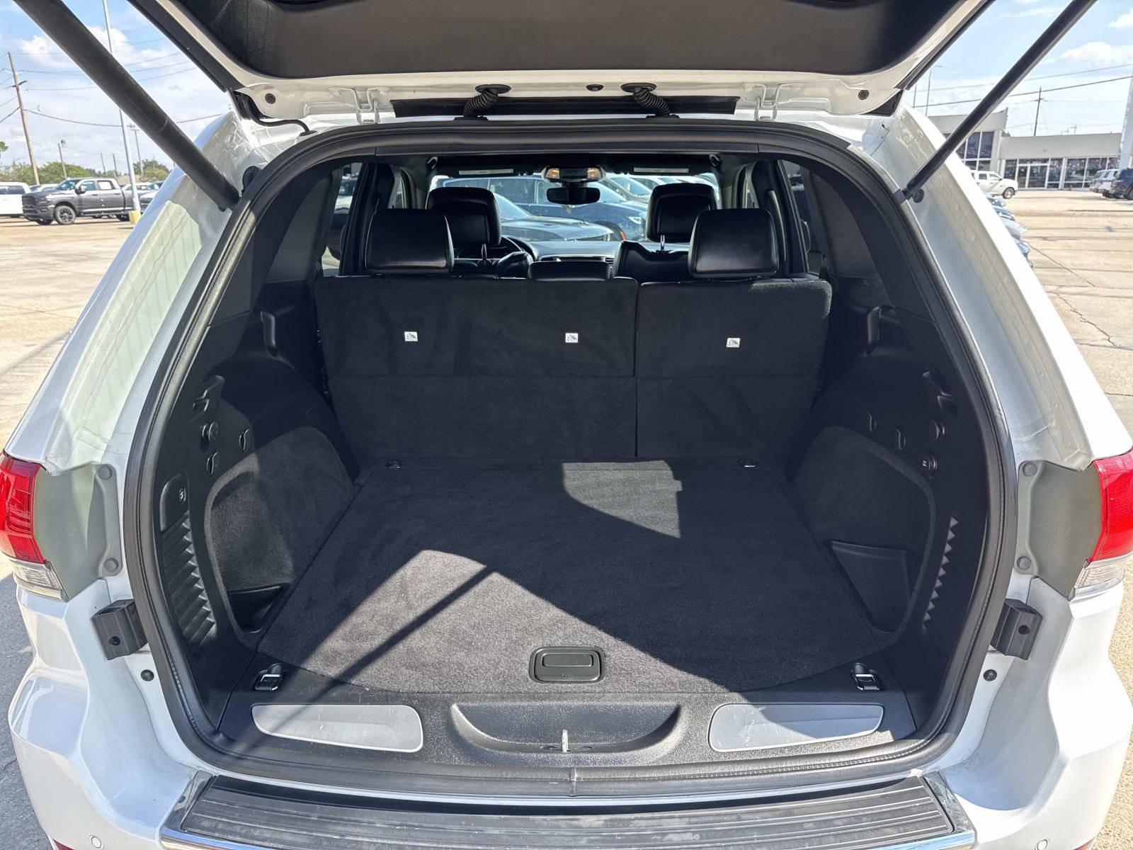 Used 2018 Bright White Clearcoat Jeep Limited image 8