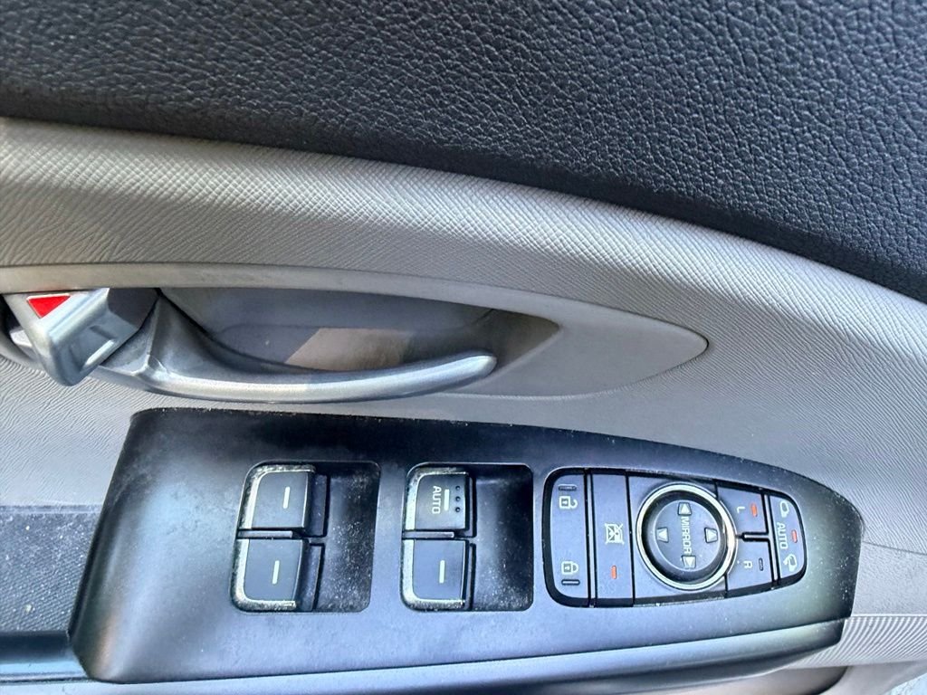 Used 2016 Bright Silver Metallic Kia LX image 9