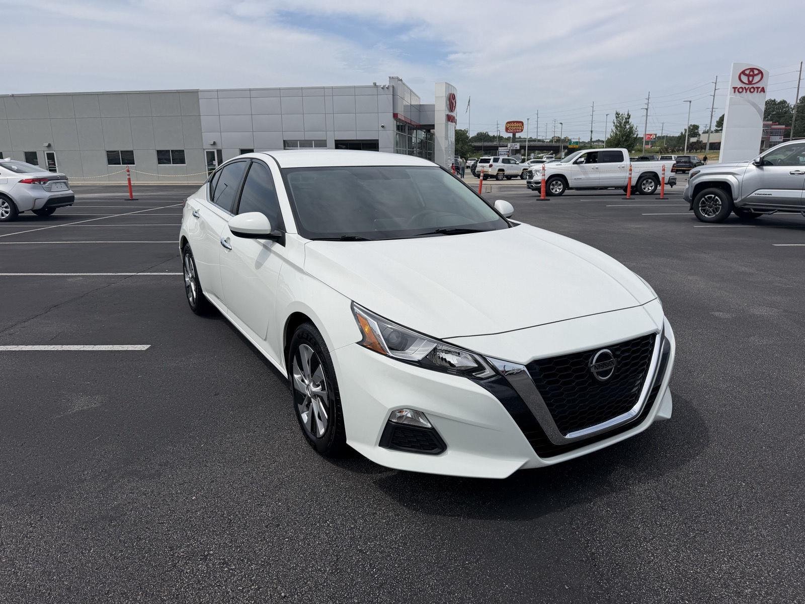 Used 2020 Glacier White Nissan 2.5 S image 3
