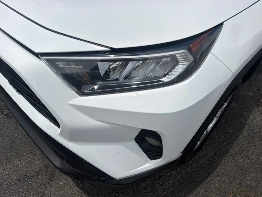 Used 2019 White Toyota XLE image 11