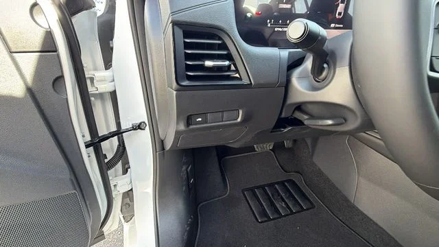 2026 Nissan Sentra SR - Photo 30