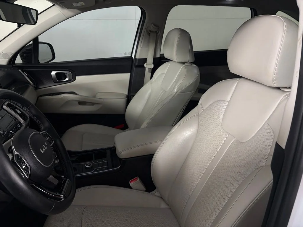 Used 2022 White Kia S image 18