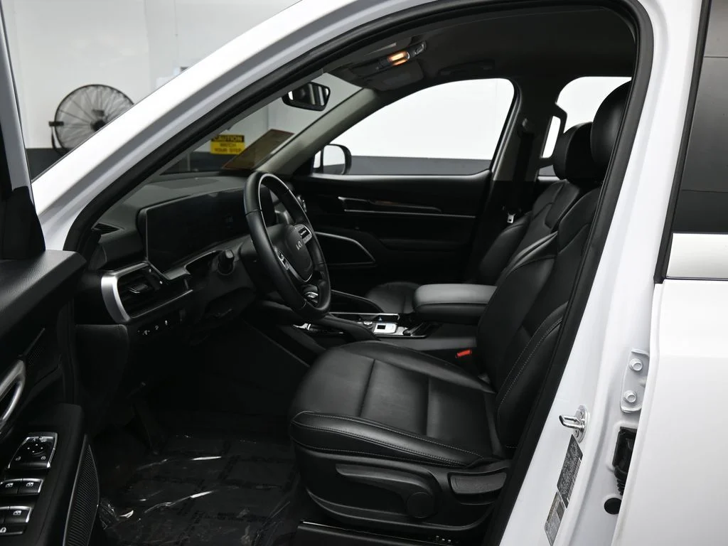 Used 2025 Glacial White Pearl Kia LX image 10