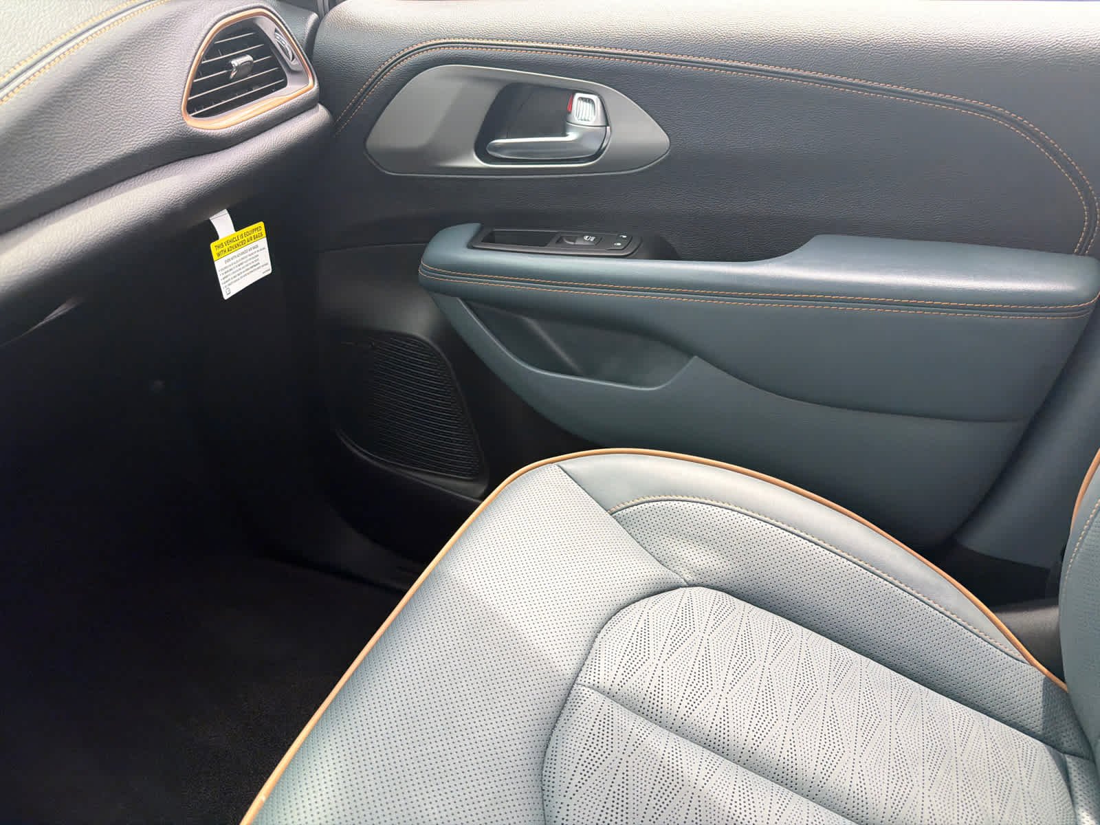 New 2027 Diamond Black Crystal Pearlcoat Chrysler Pinnacle image 33