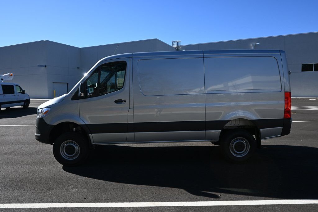 Used 2026 High-tech silver metallic Mercedes-Benz Cargo 144 WB image 3