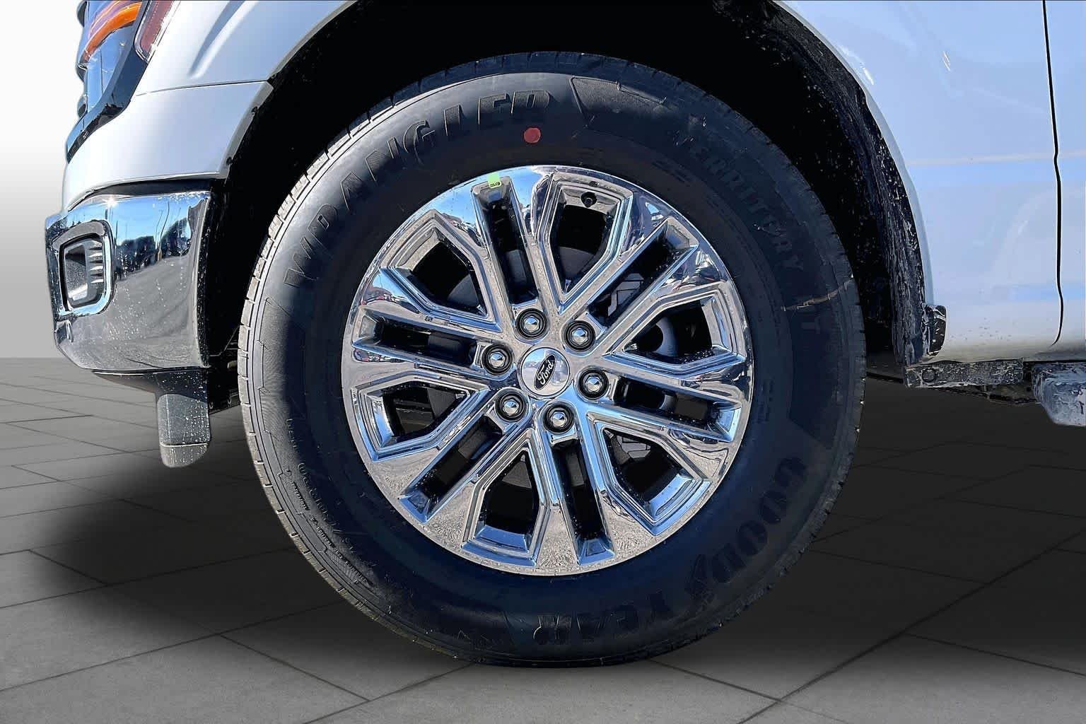 New 2026 Oxford White Ford XLT image 8