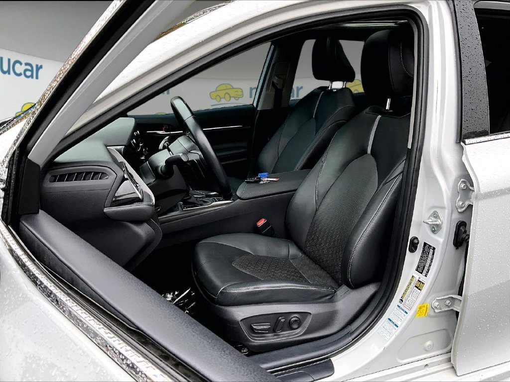 Used 2022 Ice Toyota XSE image 10