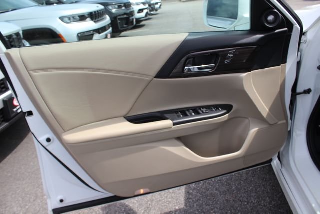 Used 2017 White Honda Touring image 21
