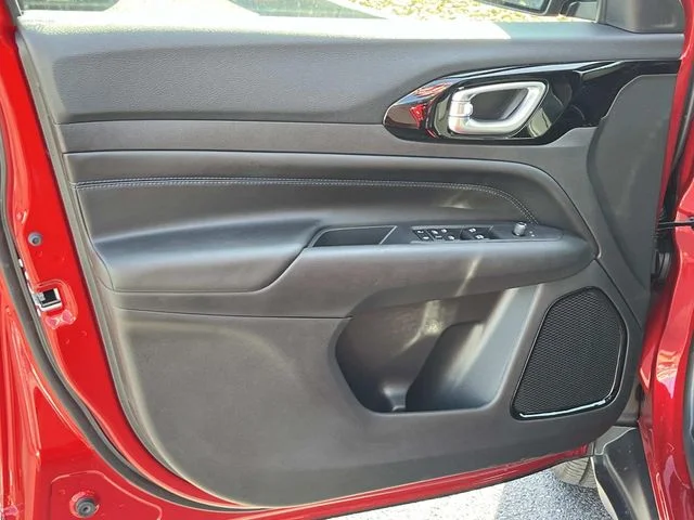New 2026 Red Hot Pearl-Coat Exterior Paint Jeep Latitude image 19