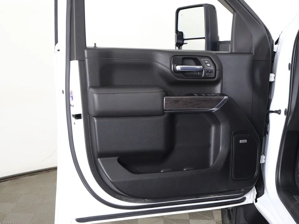 Used 2022 Summit White Chevrolet LTZ image 27