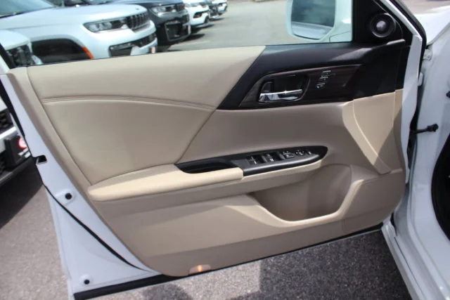Used 2017 White Honda Touring image 21
