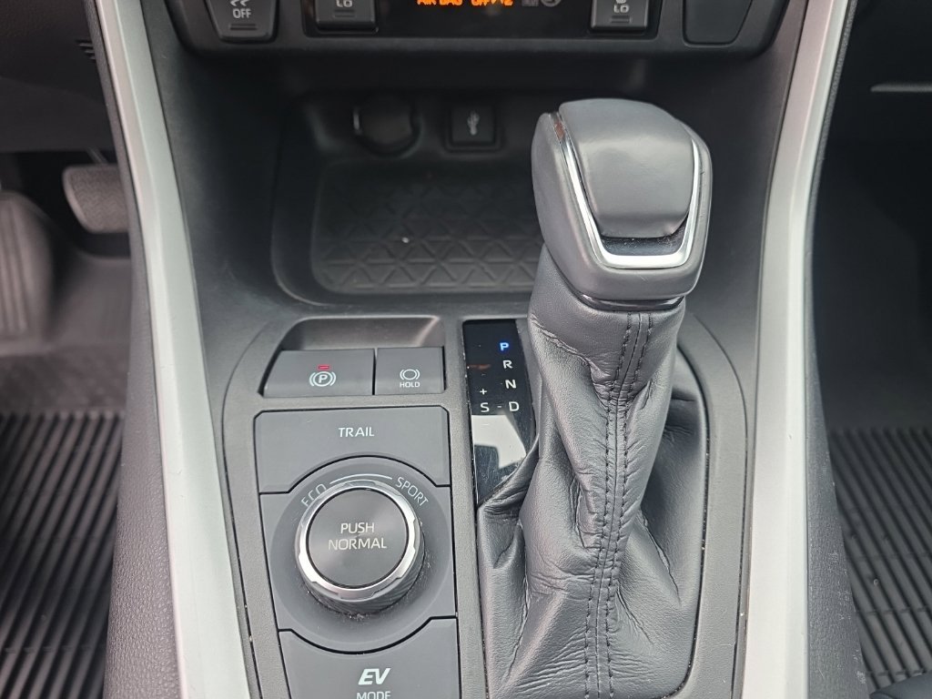 Used 2022  Toyota XLE Premium image 23