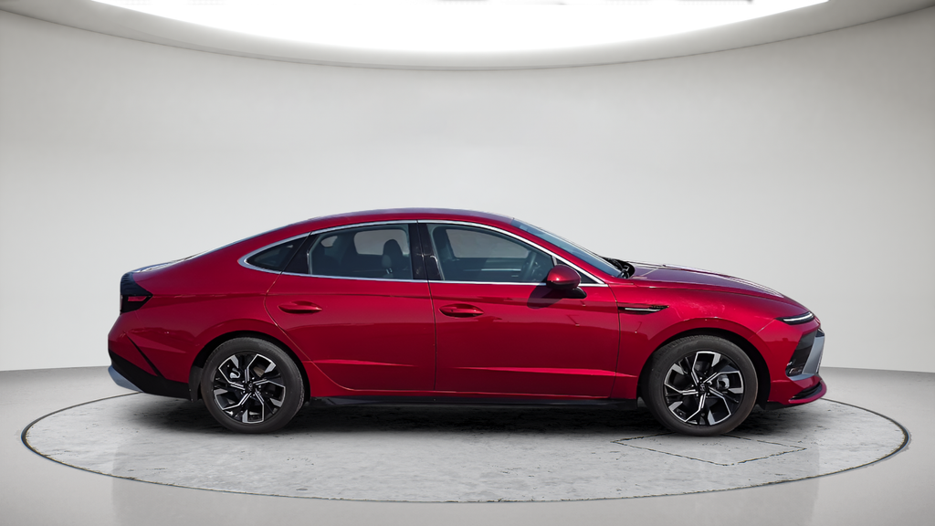 Used 2024 Red Hyundai SEL image 3