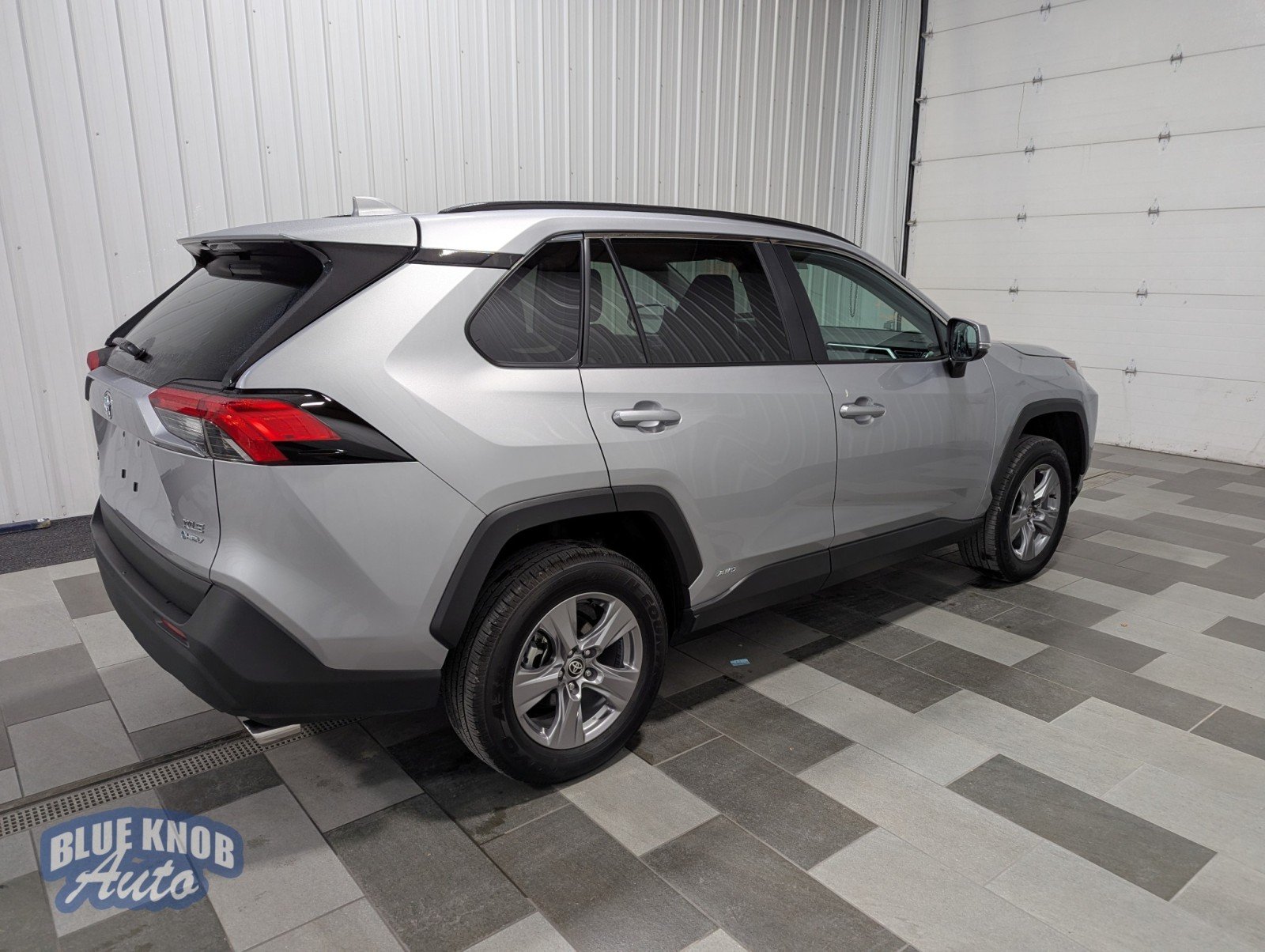 2025 Toyota RAV4 Hybrid XLE photo 3