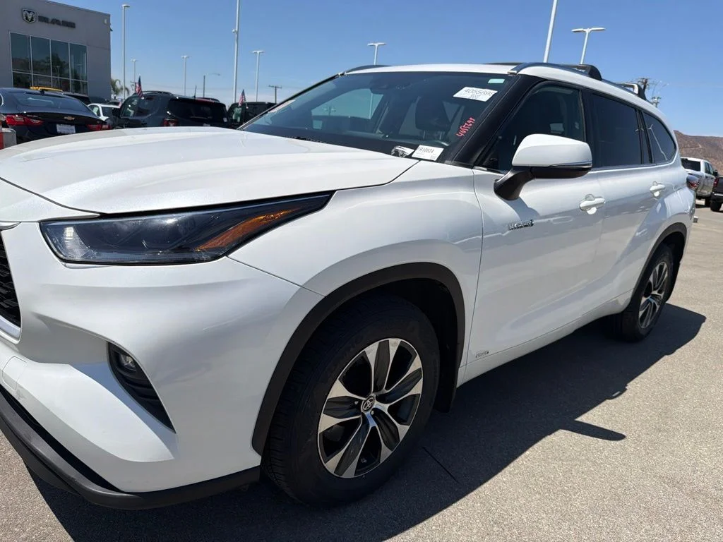 Used 2021 White Toyota XLE image 11