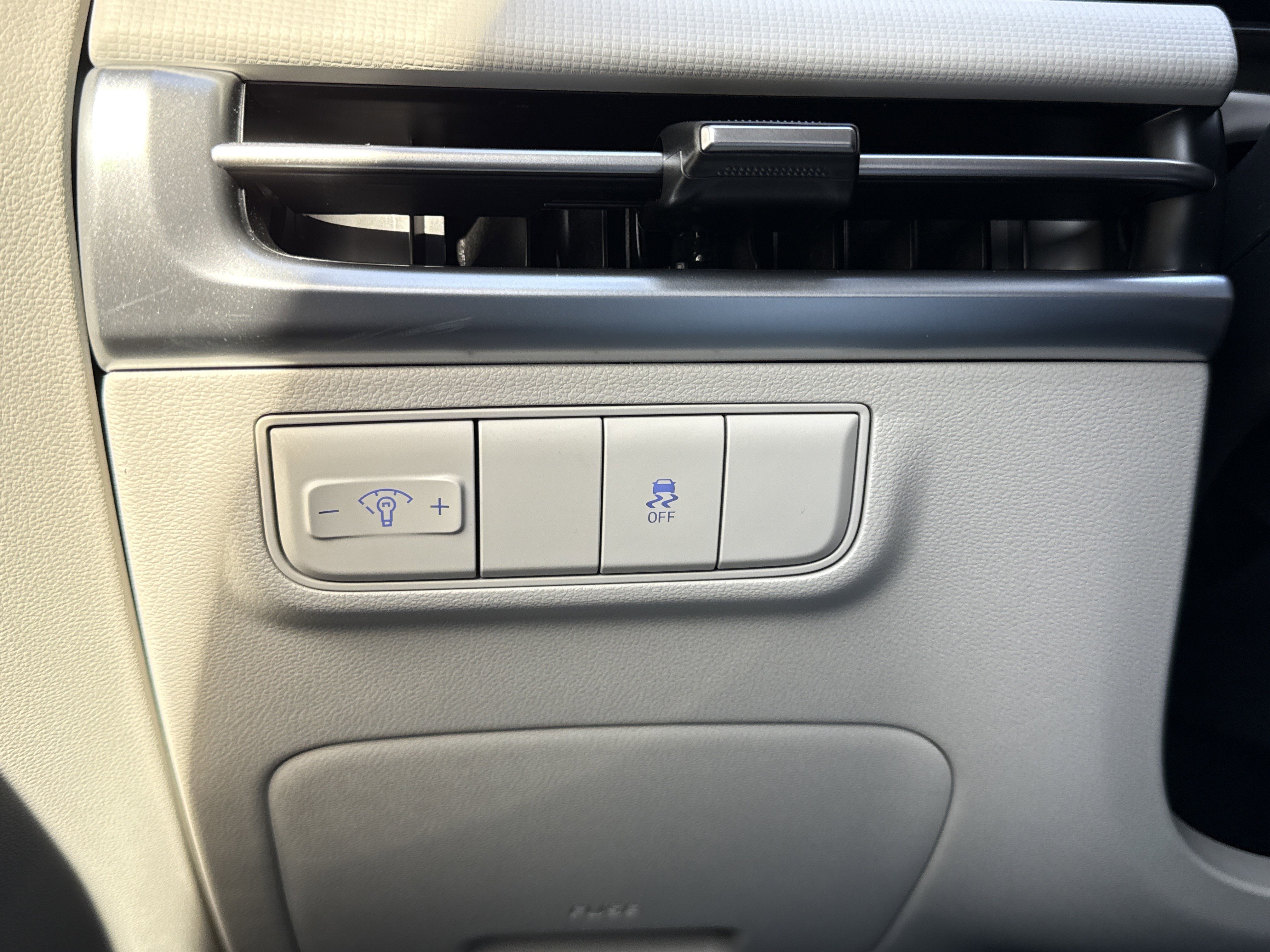 Used 2025 Serenity White Pearl Hyundai SE image 18