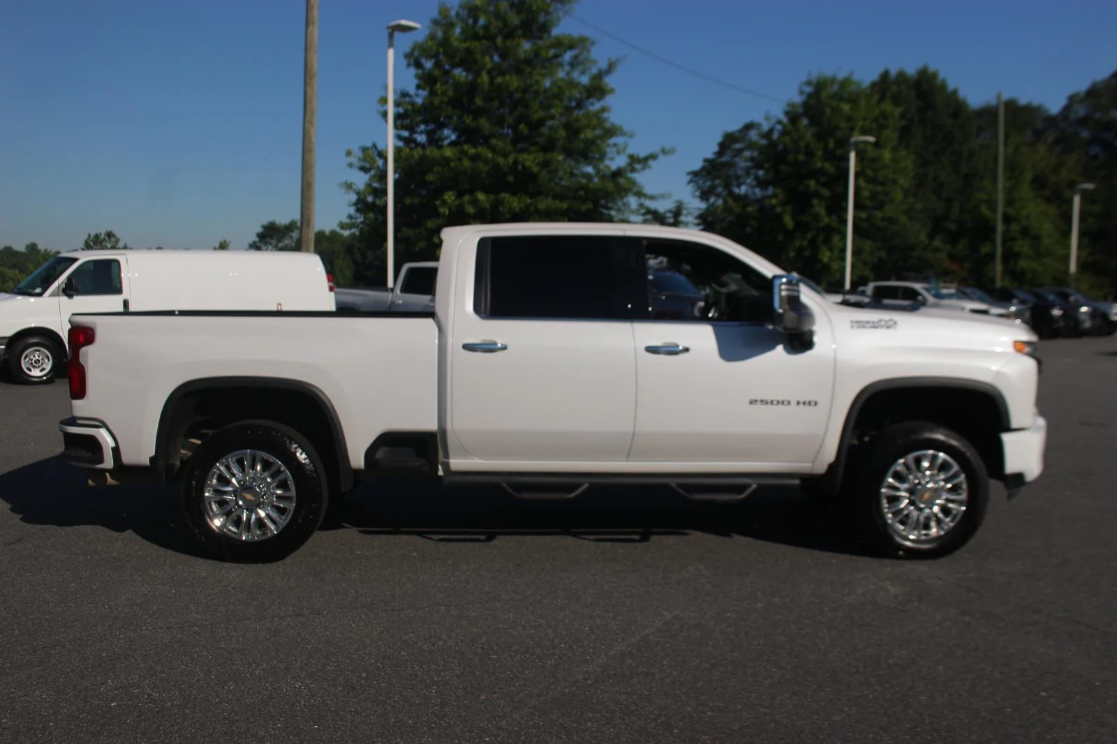 Used 2021 IRIDESCENT PEARL TRICOAT Chevrolet High Country image 11