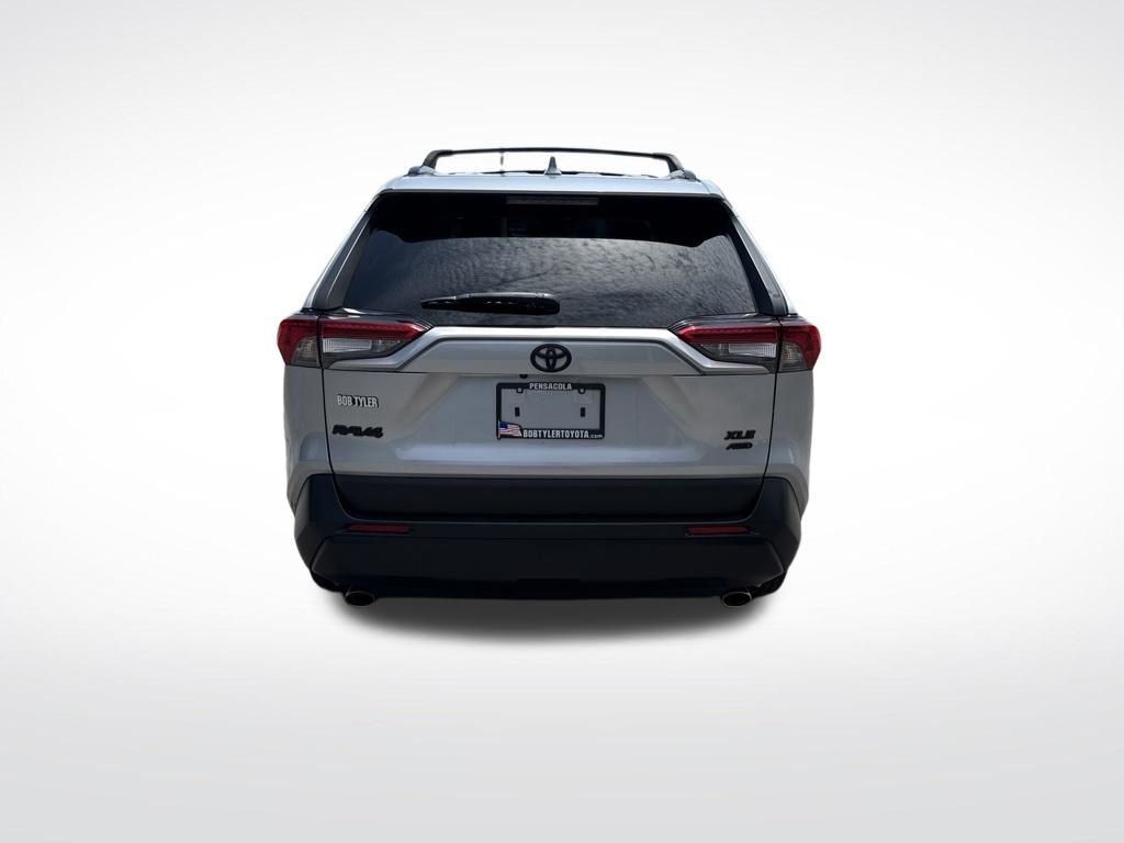 Used 2022 Silver Toyota XLE Premium image 6