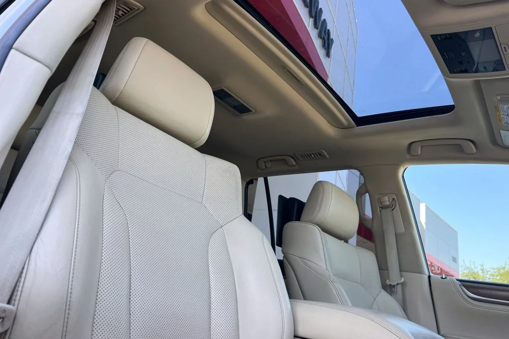 Used 2017  Lexus 570 image 21