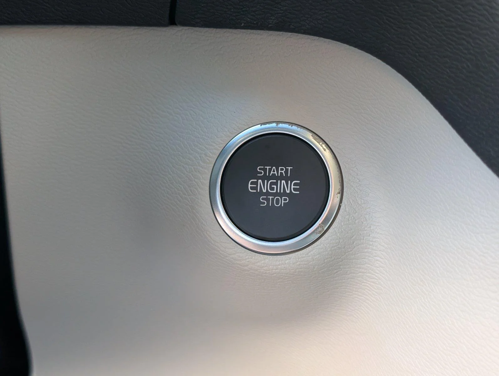 Used 2024 Vapor Grey Metallic Volvo Plus Bright Theme image 25