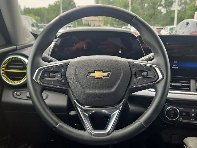 Used 2024 Summit White Chevrolet LT image 15