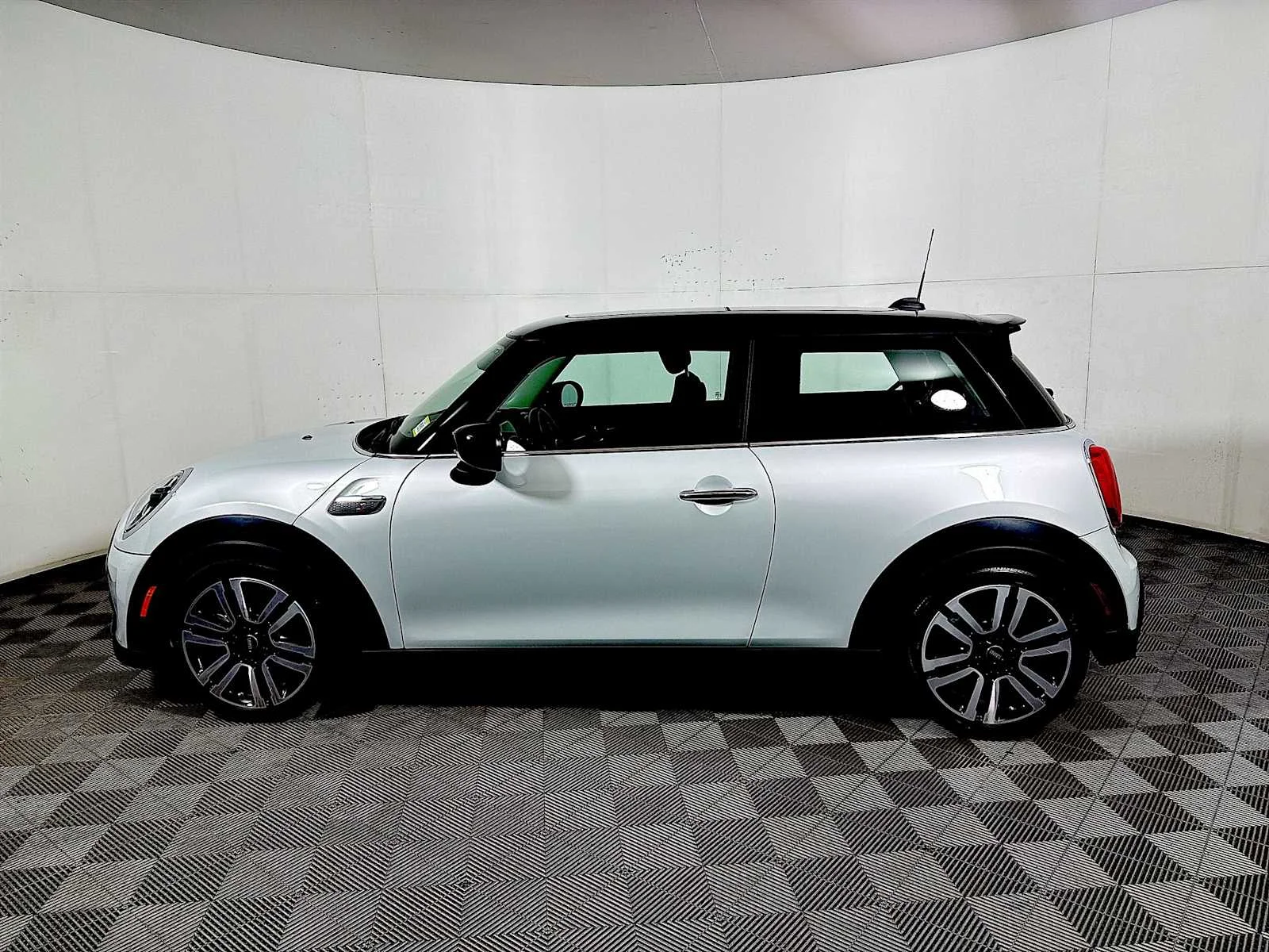 Used 2023 White Silver Metallic MINI Cooper S image 4